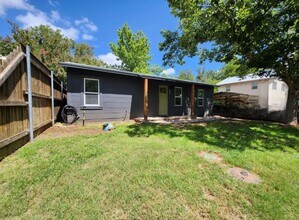 804 N Orange St in Fredericksburg, TX - Building Photo - Building Photo