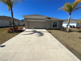 3905 Treasure Oak Wy in Ft. Myers, FL - Building Photo