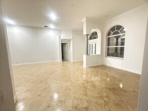 8252 NW 44th St in Coral Springs, FL - Foto de edificio - Building Photo