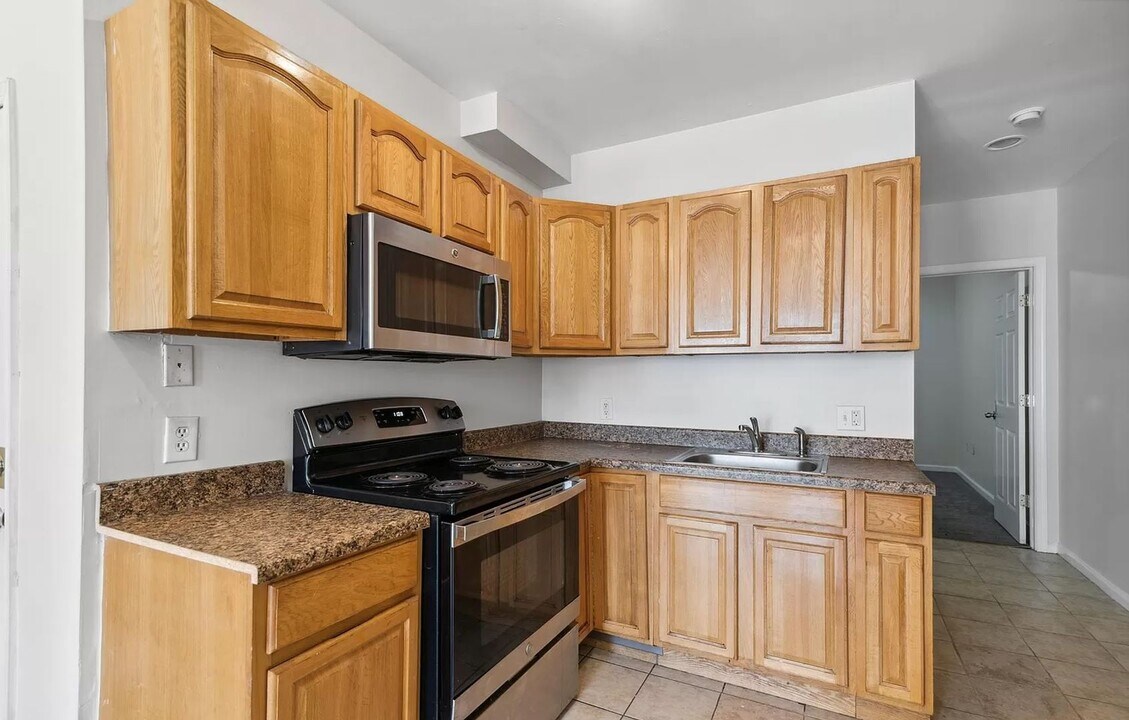 1621 W Montgomery Ave in Philadelphia, PA - Building Photo