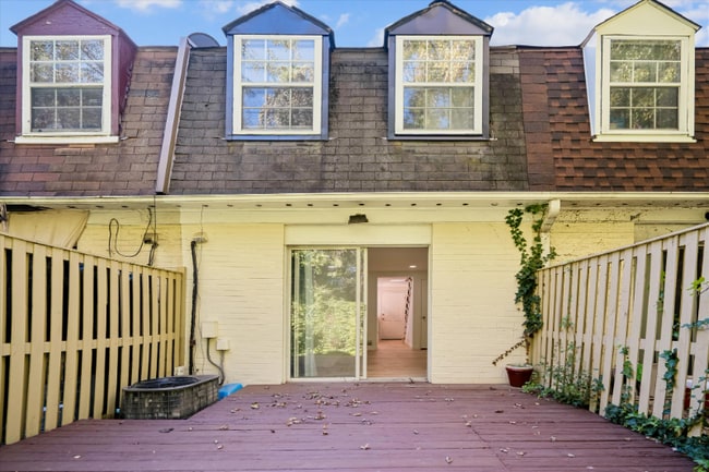 1925 Dutch Village Dr in Hyattsville, MD - Building Photo - Building Photo