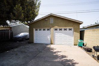 213 E 67th St in Los Angeles, CA - Building Photo - Building Photo