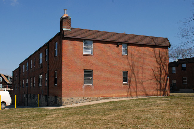 859 Old Lancaster Rd in Bryn Mawr, PA - Building Photo - Building Photo