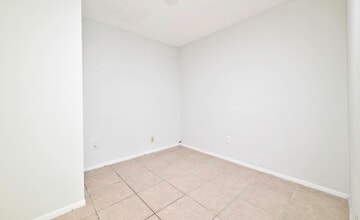 2723 Griffin Rd in Dania Beach, FL - Building Photo - Building Photo