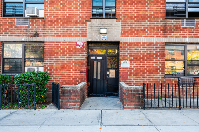 598 Howard Ave in Brooklyn, NY - Foto de edificio - Building Photo