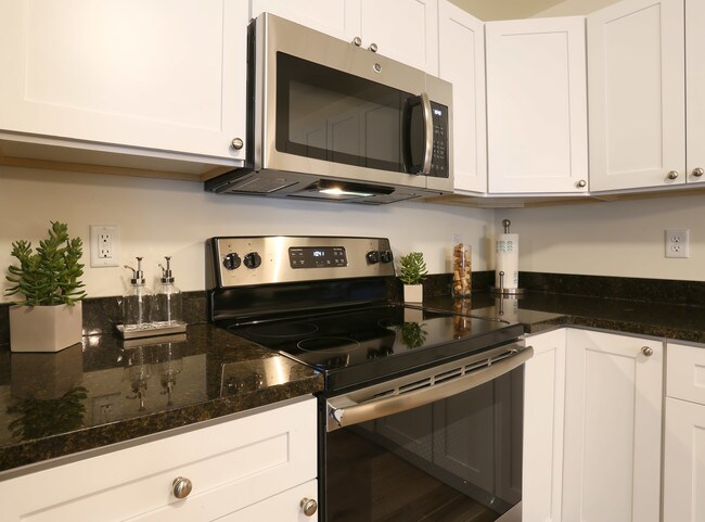 Luxury 2 bedroom apartments located in the heart of the Pocono Mountains in Swiftwater, PA - Building Photo - Interior Photo