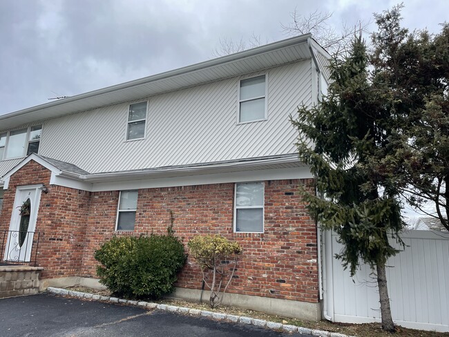 1 Tredwell Ct in Syosset, NY - Building Photo - Building Photo