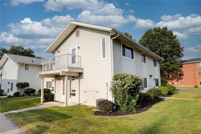 584 Eastbrooke Ln in Rochester, NY - Building Photo - Building Photo