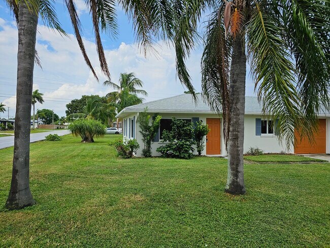 145 SW 8th Ave in Boynton Beach, FL - Building Photo - Building Photo