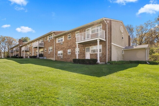 Renaissance Hills in Hauppauge, NY - Foto de edificio - Building Photo
