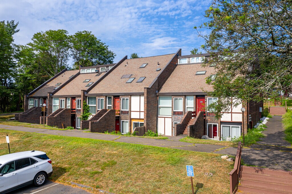 Briarwood Hills Apartments in North Haven, CT