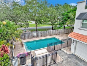 742 NE 7th Ave in Fort Lauderdale, FL - Building Photo - Building Photo