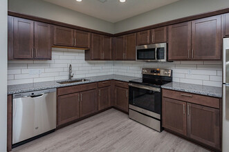 1010 NW Church St in Waukee, IA - Foto de edificio - Building Photo