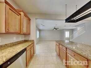 10728 Khalua Ave in Las Vegas, NV - Foto de edificio - Building Photo