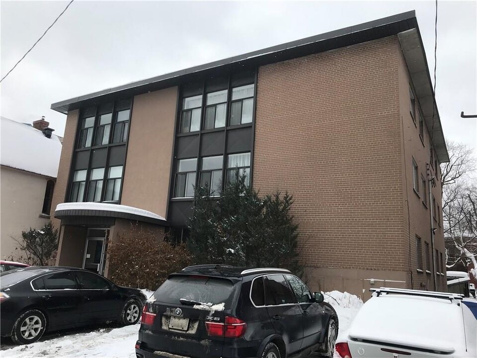 135 Echo Dr in Ottawa, ON - Building Photo