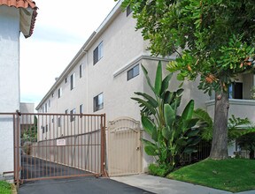 9715 Charnock Ave in Los Angeles, CA - Foto de edificio - Building Photo