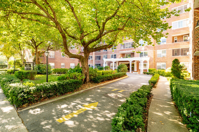 George Washington Apartments in Forest Hills, NY - Building Photo - Building Photo