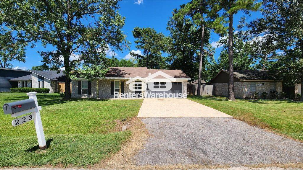 223 Sycamore Dr in Highlands, TX - Building Photo