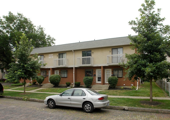 100 Mcmillen Ave in Columbus, OH - Foto de edificio - Building Photo