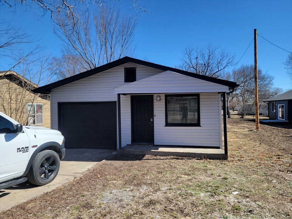 906 N Denver St in El Dorado, KS - Building Photo