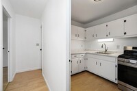 32 Juniper St, Unit 96 in Brookline, MA - Foto de edificio - Building Photo