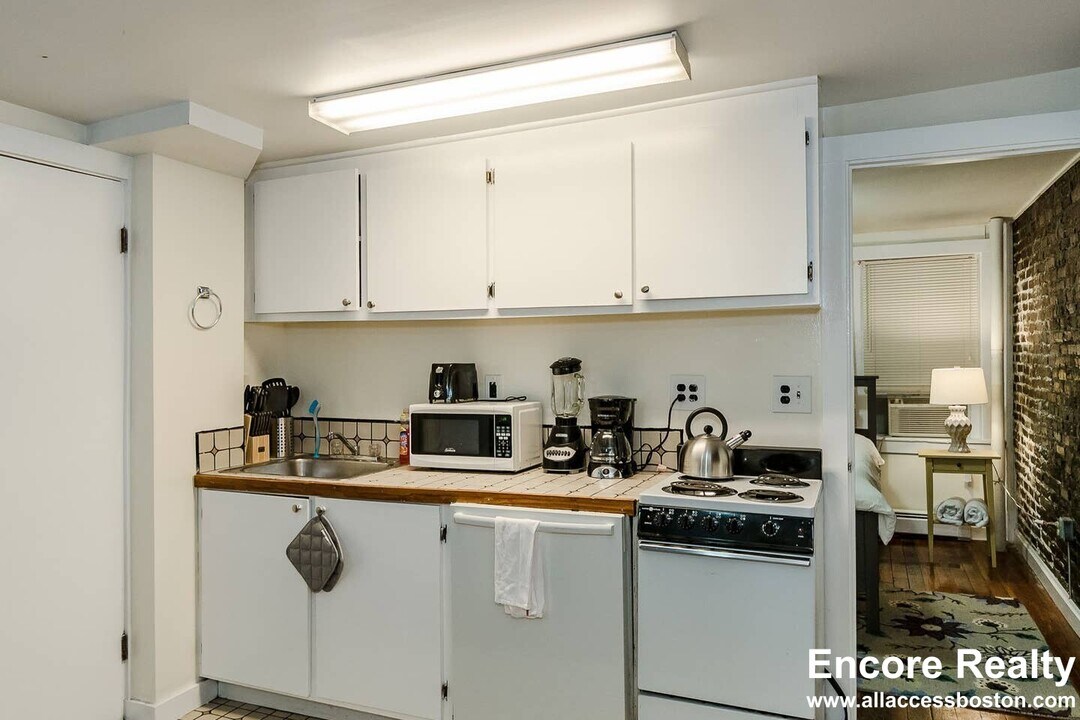 72 Revere St, Unit A in Boston, MA - Building Photo