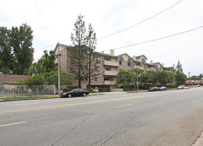 14050 Magnolia Blvd in Van Nuys, CA - Building Photo - Building Photo