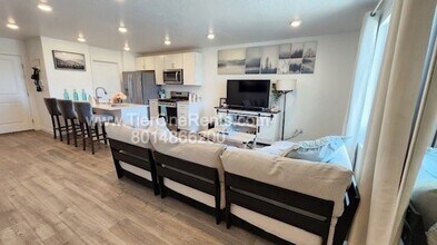 8455 W Bowie Dr in Magna, UT - Foto de edificio - Building Photo