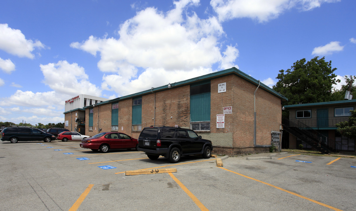 Fat Property - Belvedere Apartments in Houston, TX - Building Photo