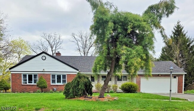 49 Burnet Hill Rd in Livingston, NJ - Foto de edificio - Building Photo