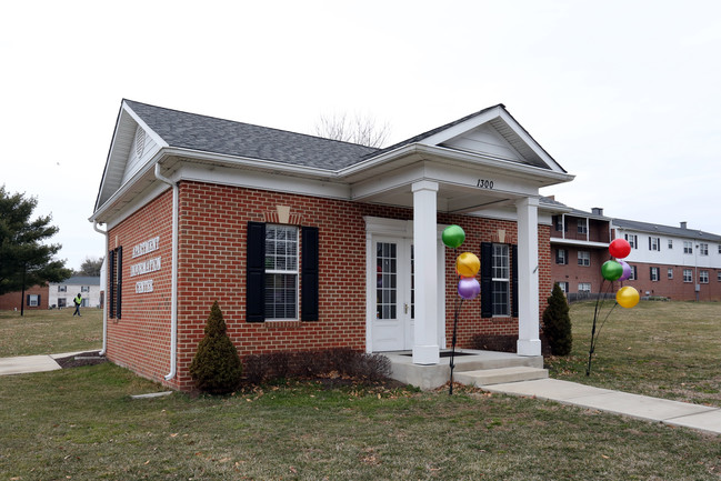 The Greens Apartments and Townhomes in Essex, MD - Foto de edificio - Building Photo