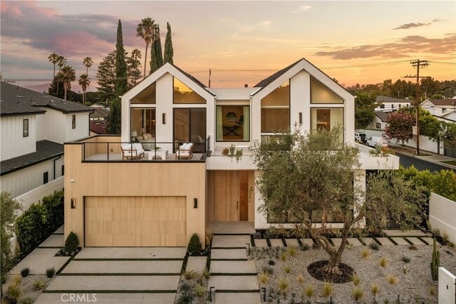 5006 Enfield Ave, Unit 307 in Los Angeles, CA - Building Photo - Building Photo