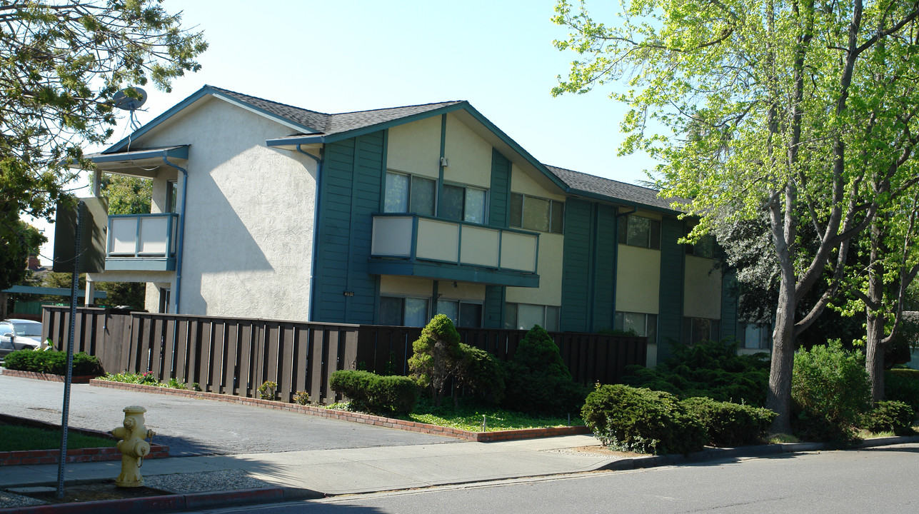 Oakwood Court in Fremont, CA - Building Photo