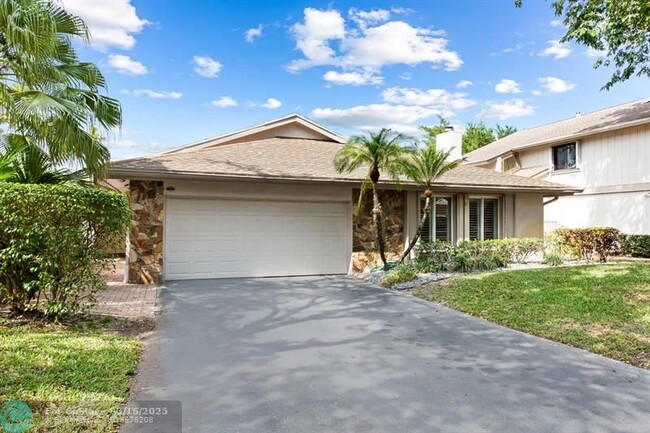 52 Greens Rd in Hollywood, FL - Foto de edificio - Building Photo