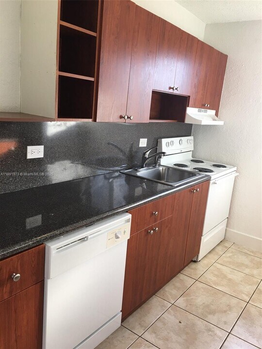 458 SW 10th St in Miami, FL - Building Photo