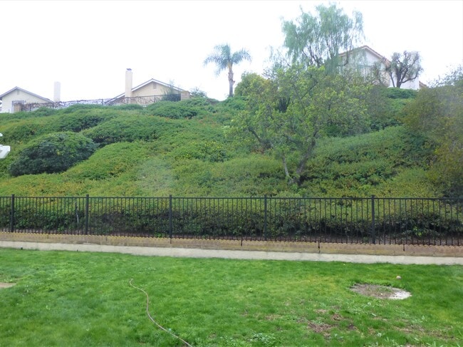 21705 Cabrosa in Mission Viejo, CA - Foto de edificio - Building Photo