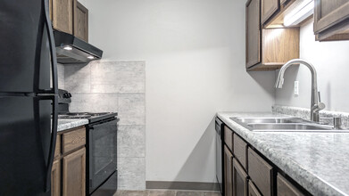 2312 Valleyhigh Dr NW, Unit 103 in Rochester, MN - Foto de edificio - Building Photo