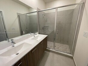 4955 NW 84th Ave in Doral, FL - Building Photo - Building Photo