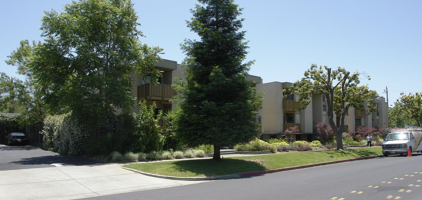 Bonifacio East Apartments in Concord, CA - Building Photo