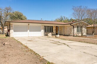 2315 W Summit Ave. in San Antonio, TX - Building Photo - Building Photo