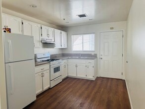 7228 Independence, 03 in Los Angeles, CA - Foto de edificio - Building Photo