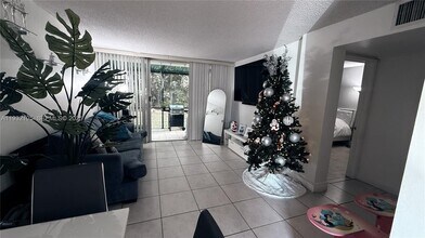 8860 Fontainebleau Blvd in Miami, FL - Building Photo - Building Photo