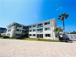 1950 Gulf Shore Blvd N-Unit -204 in Naples, FL - Building Photo - Building Photo