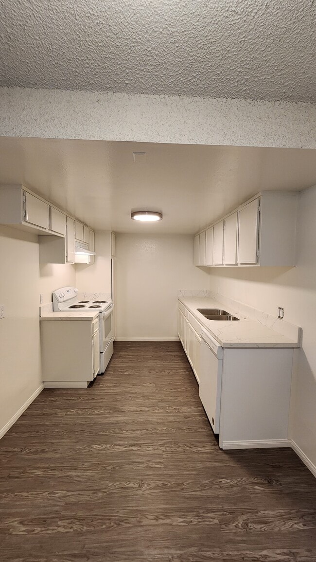 6770 S Springpark Ave, Unit B2 in Los Angeles, CA - Building Photo - Building Photo