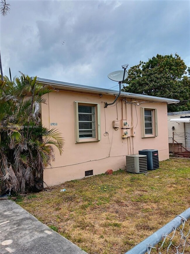 1910 Adams St in Hollywood, FL - Building Photo - Building Photo