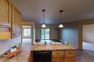 Williston Garden in Williston, ND - Foto de edificio - Building Photo