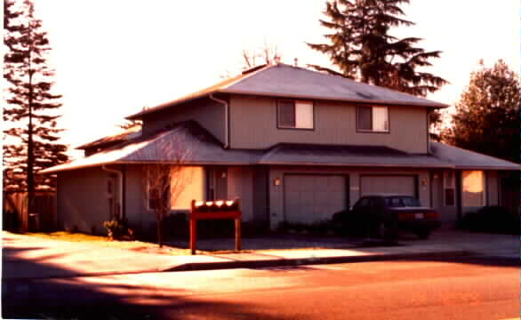 1214 10th St NE in Marysville, WA - Building Photo