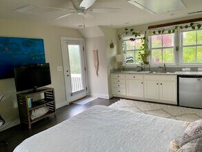 2115 Main Line Blvd, Unit Carriage House in Alexandria, VA - Foto de edificio - Building Photo