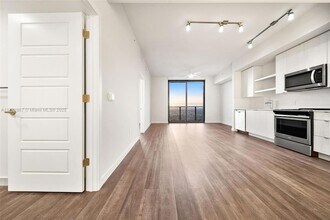 555 NE 8th St, Unit PH2405 in Fort Lauderdale, FL - Building Photo - Building Photo