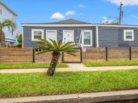1321 35th St, Unit 1 in Galveston, TX - Building Photo
